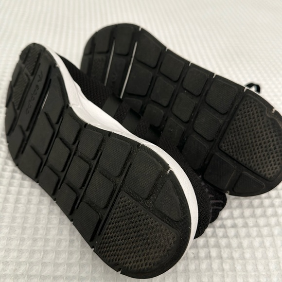 Adidas Black UBounce W size 6.5 US. Runs big.. Will Definitely fit size 7! - Picture 6 of 9